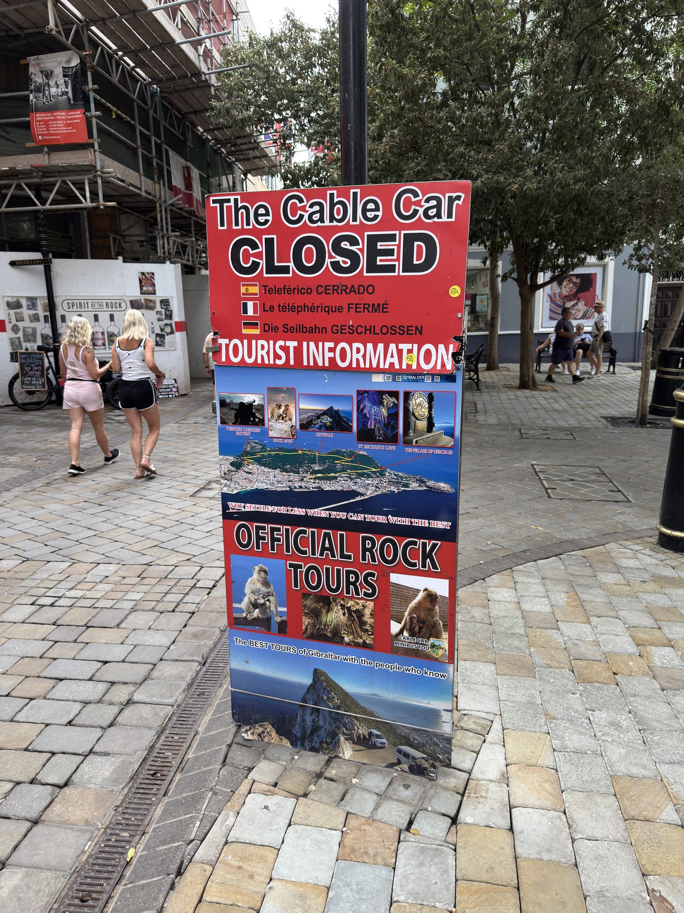 Ein Aufsteller mitten auf der Fußgängerzone mit der Aufschrift Cable Car closed, dahinter weitere Werbetafeln für Touren.