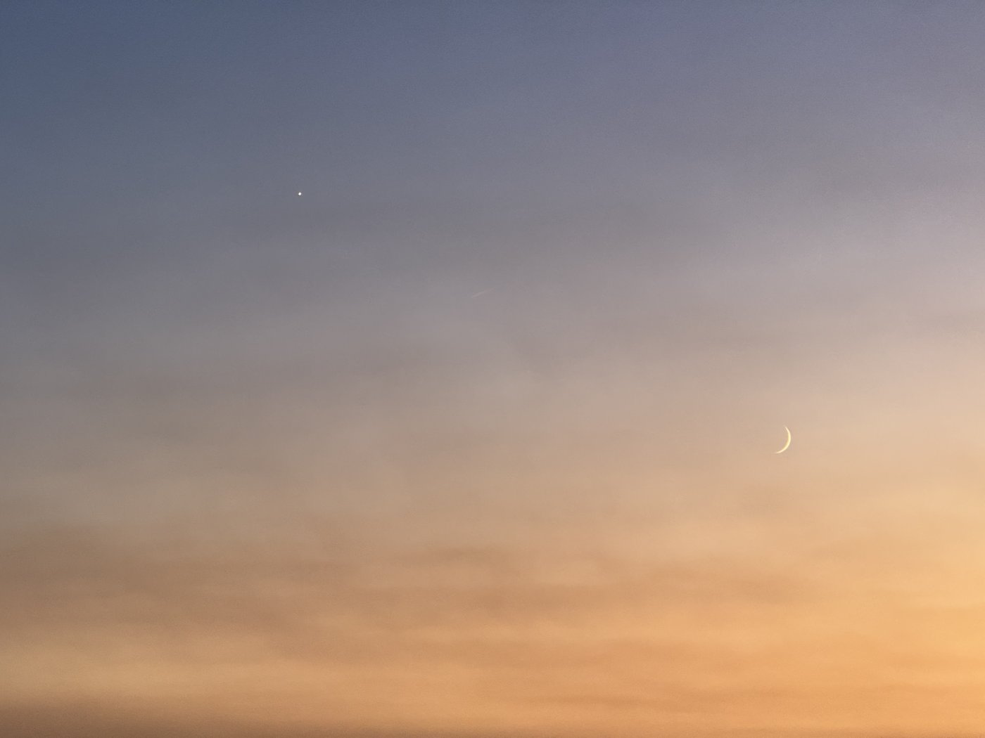 Ein diffuser Himmel in Sandtönen ohne erkennbaren Horizont: feiner Staub in der Luft färbt das Licht beige und verschluckt die Konturen.