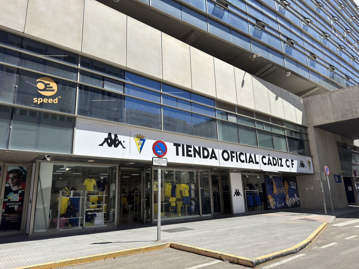 Die Glasfassade des Stadions mit dem Schriftzug Tienda Oficial Cádiz CF über dem Eingang des Vereinsshops.