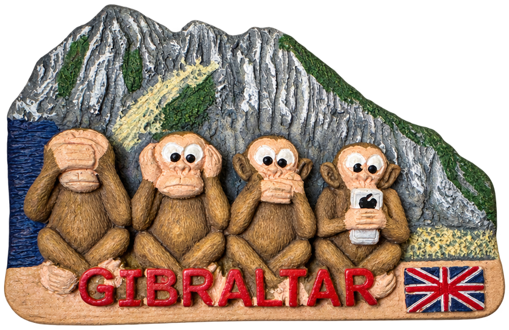 Kühlschrankmagnet in Form des Felsens von Gibraltar: vier Berberaffen sitzen davor — drei halten sich Augen, Ohren und Mund zu, der vierte schaut auf ein Smartphone. Darunter der Schriftzug GIBRALTAR und ein Union Jack.